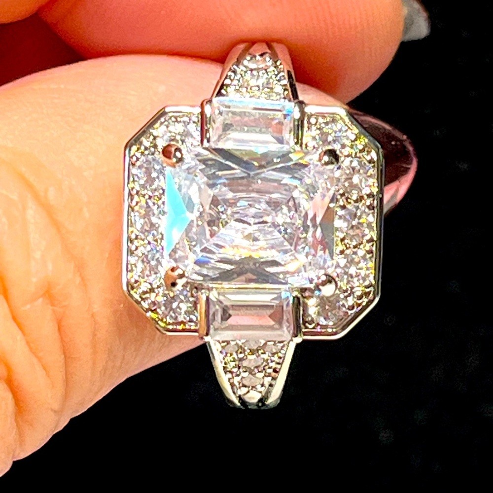 Stunning Romantic art deco style silver ring, very detailed/clear rhinestones